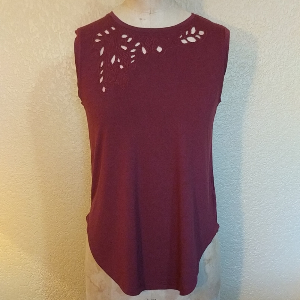 Sleeveless T-shirt with Floral Cut Out Details